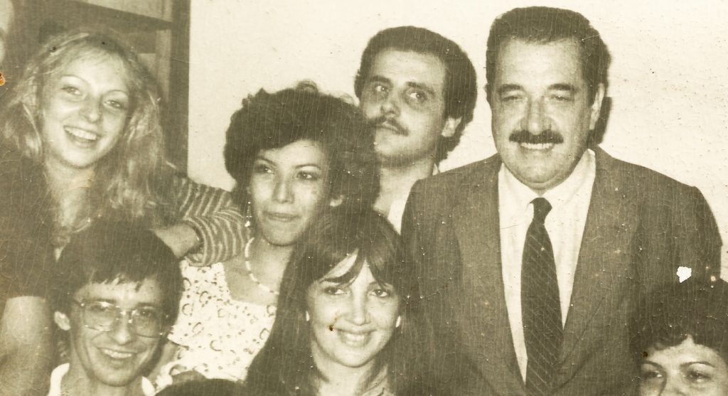 Maria Jose Lubetino junto a Alfonsín y otros militantes
